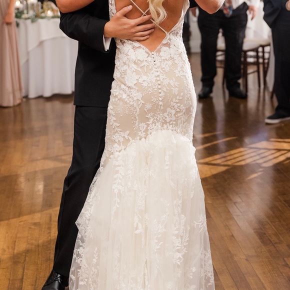 Enzoani Ora Wedding gown - Wedding size 4 - fits size 2 MESSAGE ME TO BUY**** - Picture 9 of 9